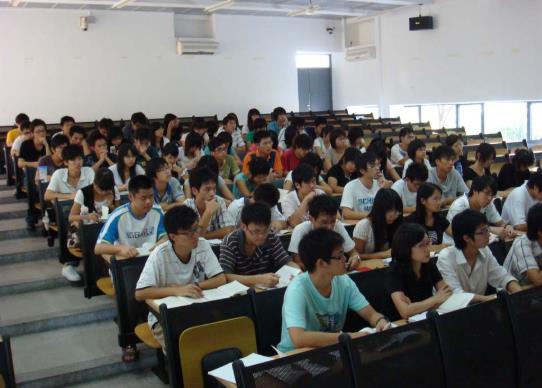 大學(xué)生談女朋友一個(gè)月要花多少錢?大學(xué)生活費(fèi)一個(gè)月多少錢合適?