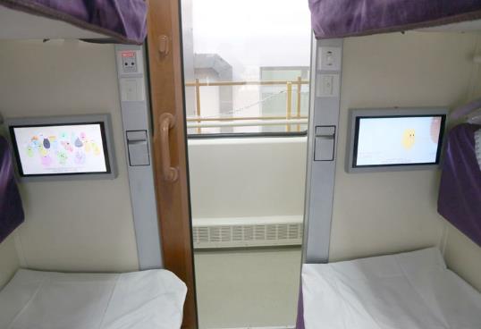 臥鋪車廂充電口一般在哪里?火車臥鋪充電插座幾點停用?