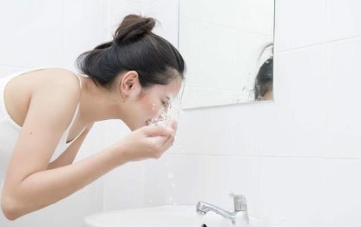 夏天臉上出油用吸油紙好嗎 夏天臉上出油用什么洗面奶