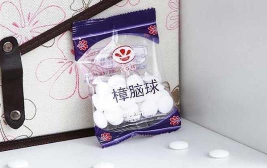 樟腦丸可以放在床上防螨蟲嗎 樟腦丸對人體有害嗎