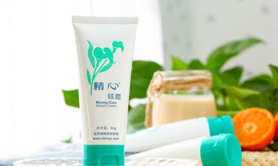 協(xié)和硅霜可以長(zhǎng)期擦臉嗎 協(xié)和硅霜和硅e乳哪個(gè)好