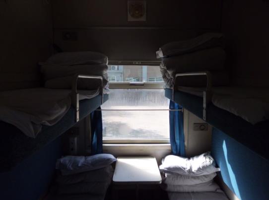 火車臥鋪哪一層最舒服?火車硬臥上中下鋪哪個好