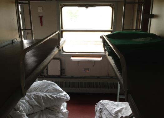 火車上鋪睡兩個(gè)人會(huì)塌嗎?火車硬臥晚上會(huì)不會(huì)關(guān)門