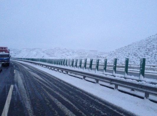 雪后上高速走被壓的雪路還是沒被壓的雪路?暴雪過后幾天可以上高速