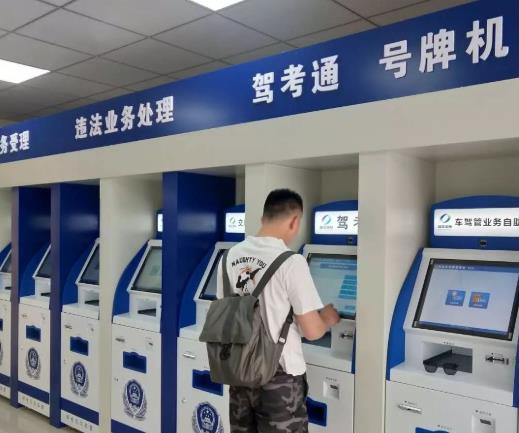 去無(wú)人車(chē)管所換證需要帶什么?武漢異地駕照期滿換證指南