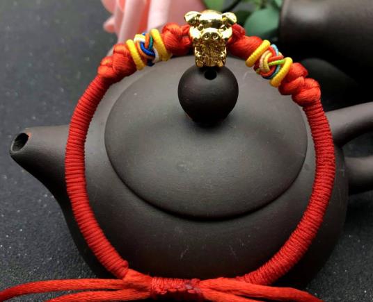 本命年戴黑繩子可以嗎?男生本命年戴紅繩還是黑繩