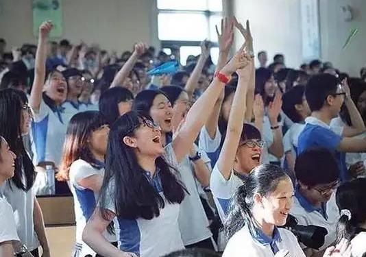 高考學(xué)生不能穿什么衣服?高考爸爸穿什么衣服助威