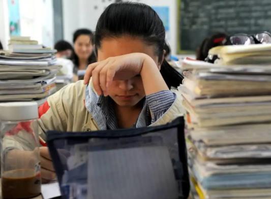2022高考爸爸穿什么顏色的馬褂?2022高考能用鋼筆嗎