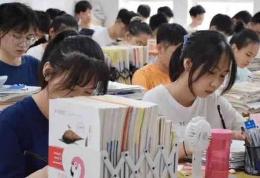 2022社會考生高考準考證什么時候發(fā)放?2022高考能不能用0.7的筆芯
