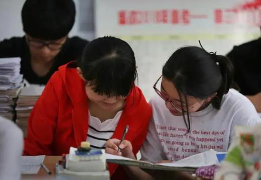 2022年的高考是不是全國統(tǒng)一試卷?高考用的筆是自帶嗎還是統(tǒng)一發(fā)放