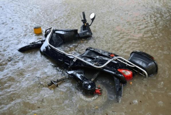電動(dòng)車(chē)泡水了是不是就報(bào)廢了?電動(dòng)車(chē)泡水了怎么辦