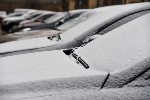 車上積雪過多會(huì)把車壓壞嗎?車上有雪用什么掃比較好?