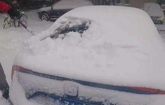 車上積雪過多會(huì)把車壓壞嗎?車上有雪用什么掃比較好?