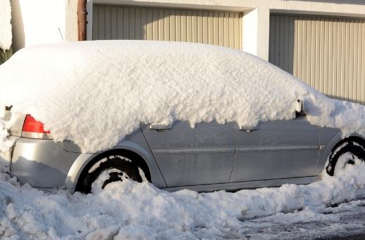 車上有積雪可以撒鹽嗎?車上的雪掃下去會刮車漆嗎?