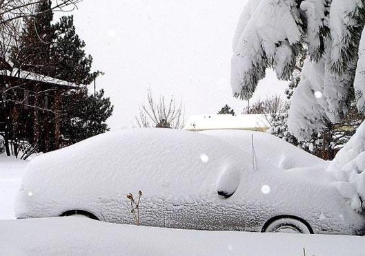 車上有積雪可以撒鹽嗎?車上的雪掃下去會刮車漆嗎?