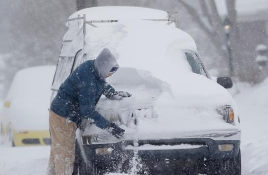 車上積雪過多會(huì)把車壓壞嗎?車上有雪用什么掃比較好?