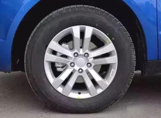 車胎味道難聞怎么去除?輪胎扁了還能開多遠(yuǎn)?