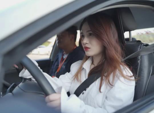練車天天去好還是隔天去好?駕校交了錢一直沒去會作廢么