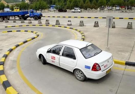 練車天天去好還是隔天去好?駕校交了錢一直沒去會作廢么