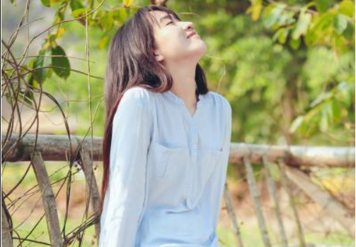 皮膚偏黑的小仙女怎么搭配好看?學(xué)會色彩搭配張揚自我
