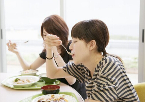 進餐過快容易使人體發(fā)胖還有患慢性病的風(fēng)險