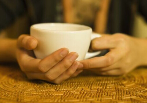長(zhǎng)期用不沾滿茶垢的杯子可致癌-飲茶禁忌