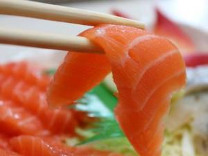 三文魚能生吃嗎？生吃三文魚安全嗎
