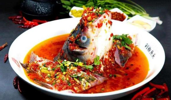魚身上四個(gè)部位要少吃:魚腹黑膜、魚膽、魚頭、淡水魚生魚片