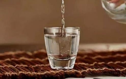 喝了白酒還可以喝啤酒嗎?喝白酒后喝啤酒有什么危害?
