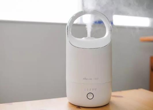加濕器一直對(duì)著人吹會(huì)怎樣?加濕器里可以滴幾滴酒精?
