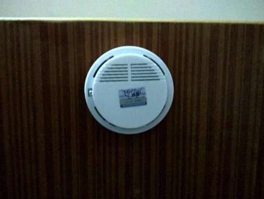 煙霧報警器響了會自動報警嗎?煙感器每隔一段時間滴一聲怎么關閉