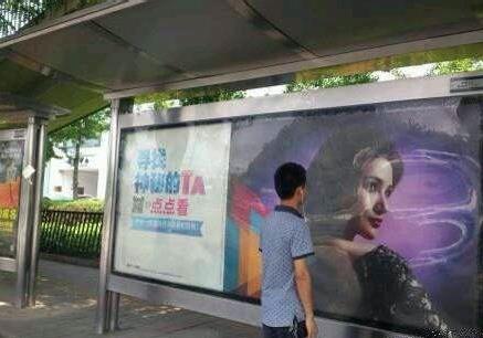 北京一男子凝視公交站牌狂哭2小時)近日,北京某公交站,一年輕男子凝視著站牌嚎啕大哭,長達(dá)2個多小時。據(jù)稱,只因廣告美女神似初戀EX,而男子剛好帶著耳機(jī)聽到當(dāng)時的情歌,讓其忍不住流下了眼淚。經(jīng)過不少路人的詢問安慰,男子這才平靜地離去。PS:啊多么痛的領(lǐng)悟!