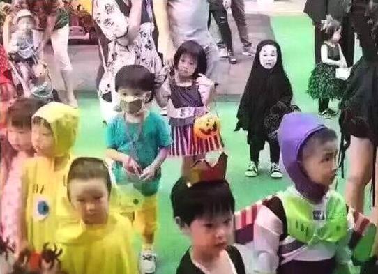 該詞最近再次出現(xiàn)在大家眼前原因是2016年萬(wàn)圣節(jié)爆火網(wǎng)絡(luò)的“無臉男萌娃”,和周圍小朋友畫風(fēng)極其不一樣的小朋友甚至他同學(xué)都嚇哭了,獨(dú)自站在人群中的小身影、欲哭無淚的小表情,讓人又心疼又好笑,從而走紅網(wǎng)絡(luò)后被網(wǎng)友們p圖制作成“我能怎么辦啊我也很絕望啊”表情包,受到了大量的轉(zhuǎn)載和使用。