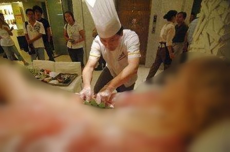 美食之鄉(xiāng)揚州鬧市區(qū)一家淮揚菜餐飲企業(yè)晚上推出疑似“人體盛”招徠食客