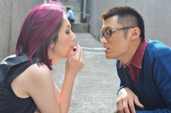 叼煙講理到處瘋,嘴上說愛情至上,轉(zhuǎn)眼寶馬隨老翁