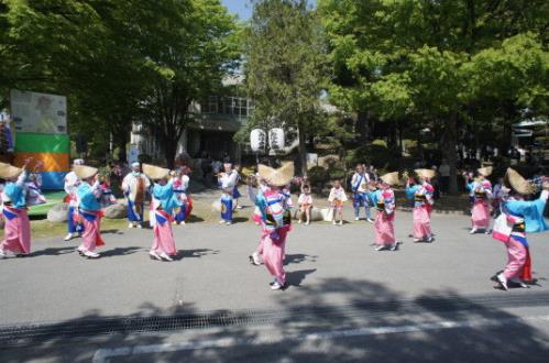 日本山梨縣甲斐市的三社神社等地舉行了祈求甲府盆地避免遭遇水災(zāi)的“御幸祭”。在御幸祭上,肩抬神輿的男性們必須身著女裝,他們被大家親切地稱為“御幸小姐”。