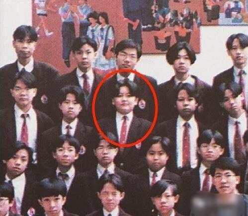 誰也沒想到出道這么久的Bosco黃宗澤原來小時候是個胖子啊~黃宗澤曾在微博發(fā)布一張照片讓人猜猜到底誰才是他,結果讓人出乎意料之外!很多網(wǎng)民都不敢相信啊,看起來瘦得緊要的Bosco原來曾經(jīng)也是一個小胖子~