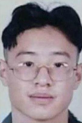 熱愛跳唱的潘瑋柏,超帥氣型格Style讓他有「潘帥」之稱。然后他親自放的出道前相片卻讓網(wǎng)民哭笑不得啊~網(wǎng)民還要很壞的說,他肥的時候有點像金正恩啊