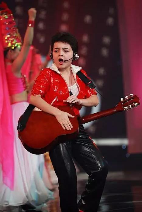 禿然長(zhǎng)大是什么意思?童星阿爾法19歲謝頂21歲植發(fā)成功分享經(jīng)歷