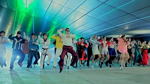 江蘇衛(wèi)視跨年?duì)庿B(niǎo)叔,率先打響跨年演唱會(huì)大戰(zhàn),總導(dǎo)演承諾不跑場(chǎng)不假唱