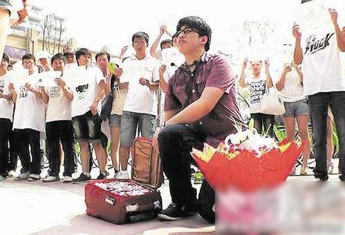 浪漫創(chuàng)意求婚:武漢男子提20萬元現(xiàn)金當(dāng)街求婚,鈔票折成心形狀