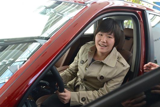 葉詩文獲贈寶馬X5轎車,未到駕齡有車也不能開
