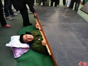?陳光標(biāo)表演胸口過(guò)汽車 號(hào)召公眾綠色出行