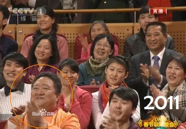 春晚笑臉哥冉少平1999年到2012年,連上春晚15個(gè)年頭成春晚最牛鐵桿粉絲