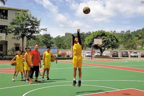 廣東獨臂籃球少年視頻回應NBA巨星庫里:“我超級喜歡你”