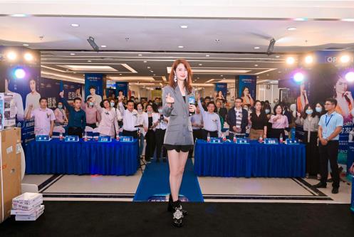 她是演員洪欣,也是無數(shù)人心中的白月光