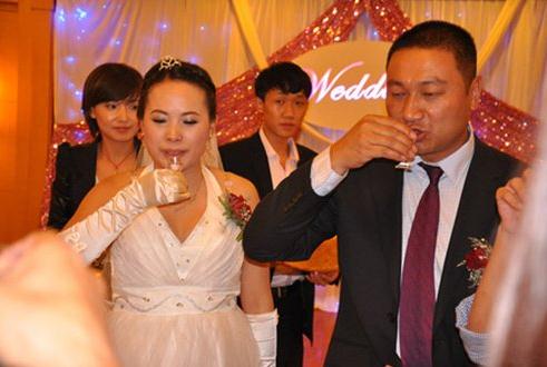 云南寺廟方丈還俗完婚迎娶26歲女老板婚禮現(xiàn)場(chǎng)