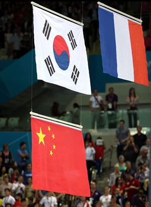 200米自由泳中韓國旗上下放-柔道日韓國旗并排放