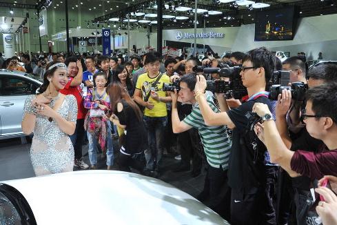 組圖:武漢車展名模助陣,曹陽吳雨嬋車展秀性感傲人身材