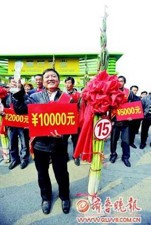 山東農(nóng)民種出2.23米高大蔥,第三次折桂獲10000元獎金